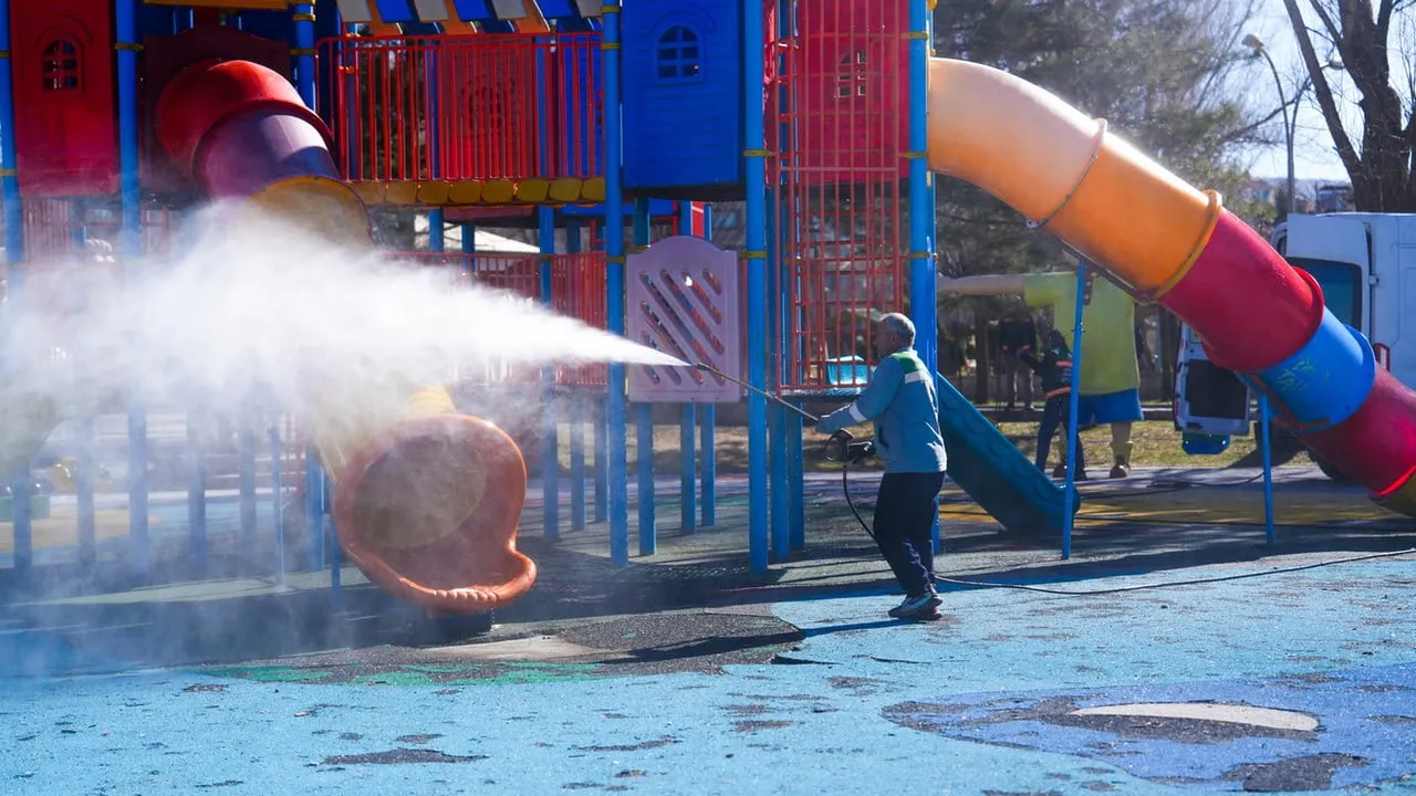 Gölbaşı Belediyesi parklarda kapsamlı temizlik ve bakım çalışmalarına başladı