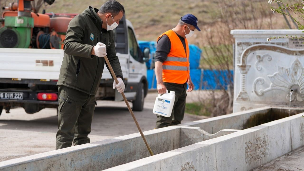 Gölbaşı Belediyesi yıl boyunca sivrisinek ve haşerelere kaynağında müdahale ediyor