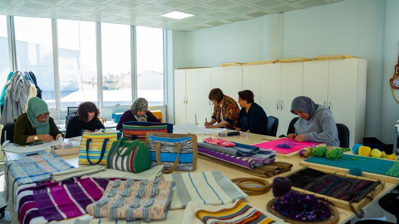 Gölbaşı'nda atıklar dokumaya dönüşüyor: Paylaşım Noktası'ndan Zübeyde Hanım Aile Yaşam Merkezi'ne