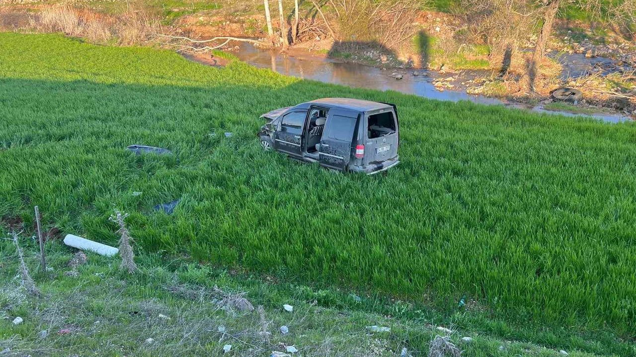 Gölbaşı'nda hafif ticari araç şarampole yuvarlandı: yaralanma yok