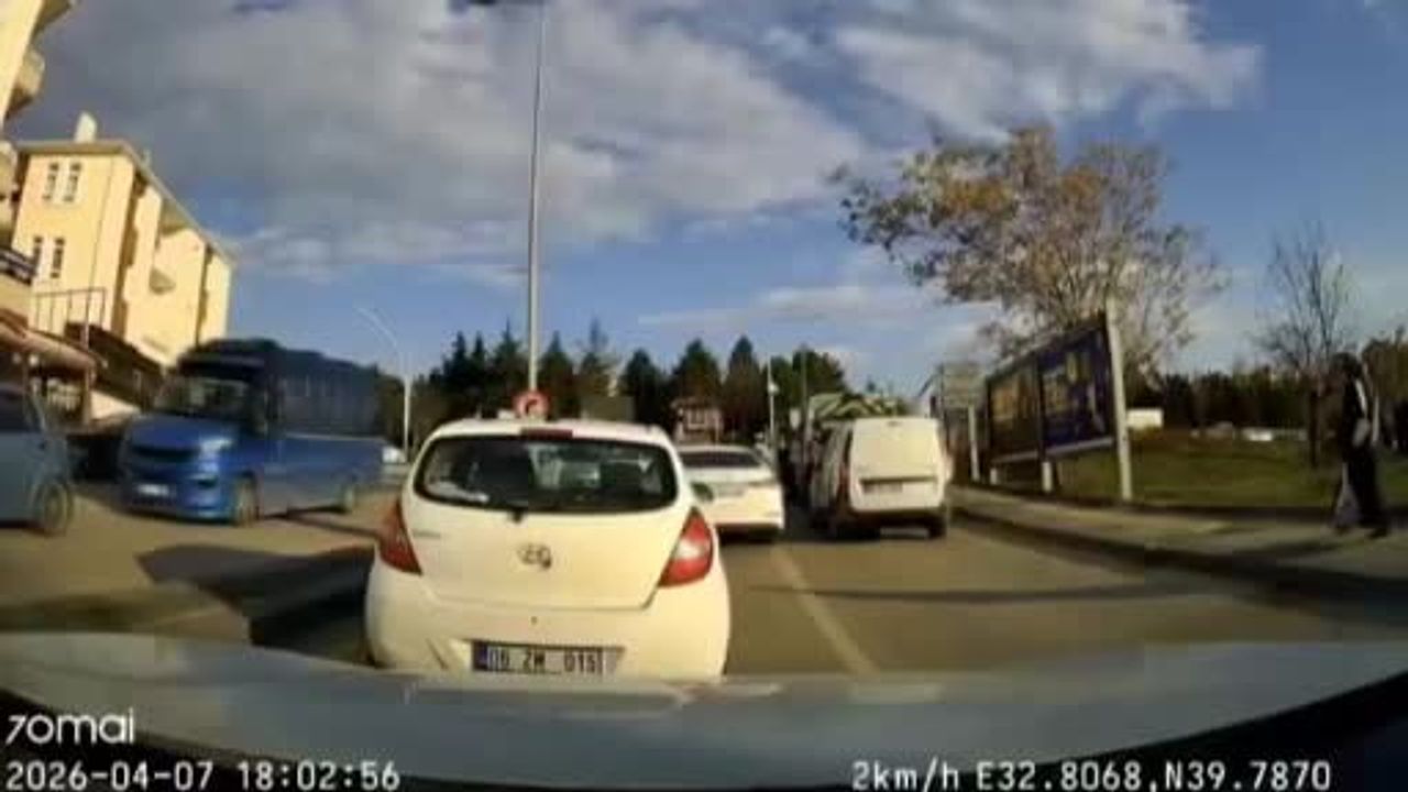 Gölbaşı’nda trafikte yumruklu kavga araç kamerasına yansıdı