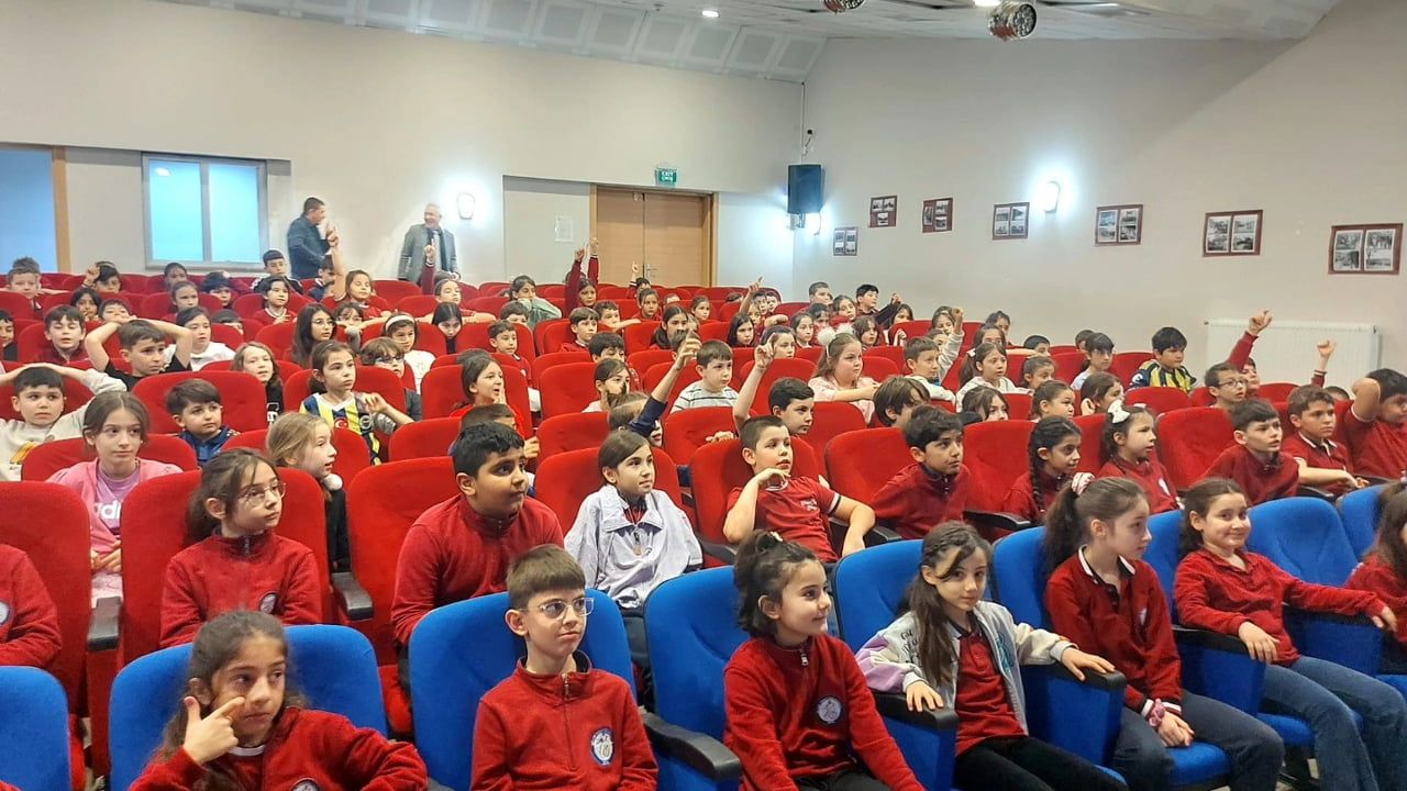 Gölcük'te Turgut Özal İlkokulu'nda 'Sıfır Atık' Eğitimi: Öğrencilere Atık Ayrıştırma ve Geri Dönüşüm Uygulamaları