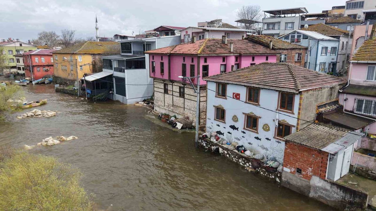 Gölyazı'nda turizm sezonu açıldı; Uluabat Gölü yükselince çevre yolları kapandı