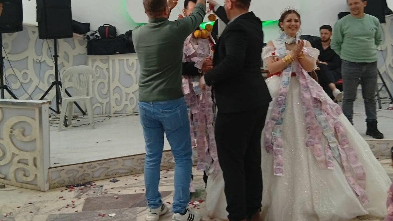 Gördes'te düğünde 'beşi bir yerde ayva' takısı davetlileri güldürdü