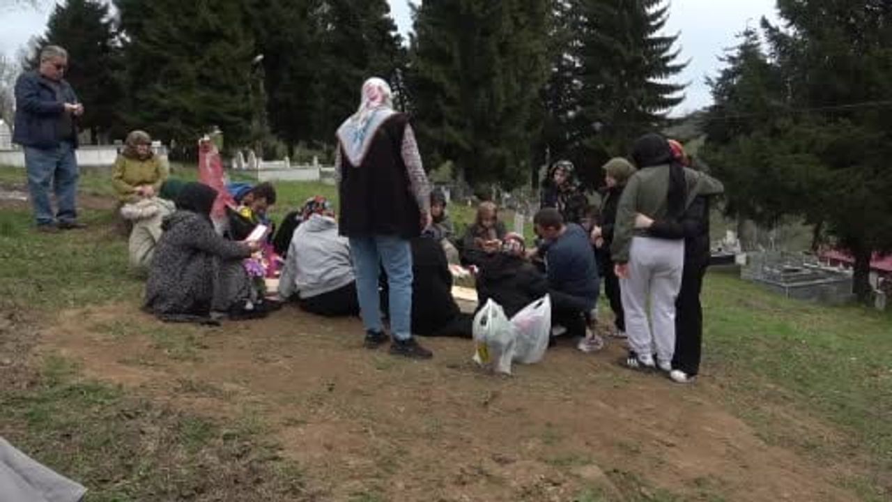 Görele'de hayatını kaybeden 16 yaşındaki Elif Tuana Torun mezarı başında anıldı