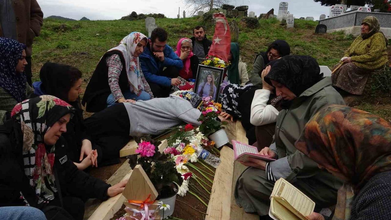 Görele'de taciz iddiasıyla gündeme gelen 16 yaşındaki Elif Tuana Torun son yolculuğuna uğurlandı