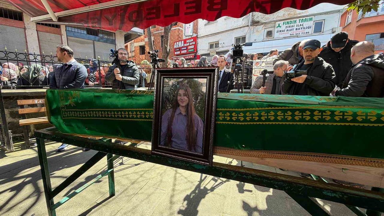 Görele'de taciz iddiasıyla gündeme gelen 16 yaşındaki Tuana Torun son yolculuğuna uğurlandı