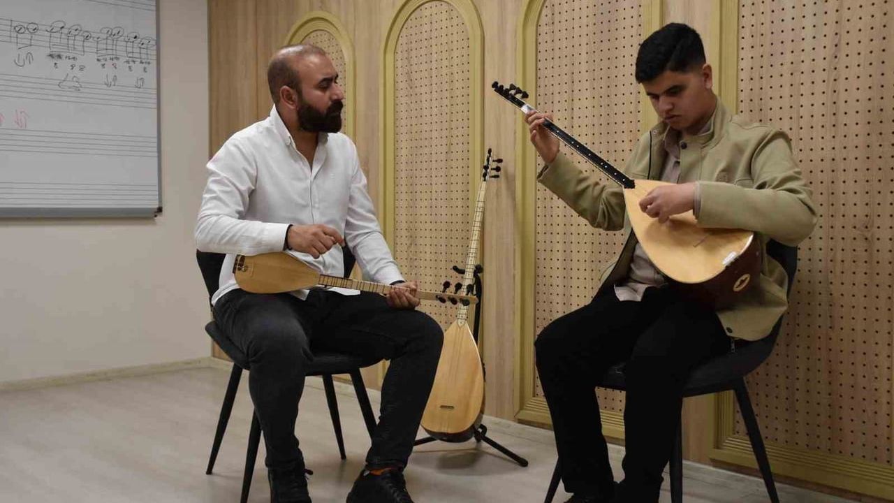 Görme Engelli Umut Geçili, Aşık Veysel'in İzinden Bağlama ve Müzik Öğretmenliği Hedefiyle İlerliyor