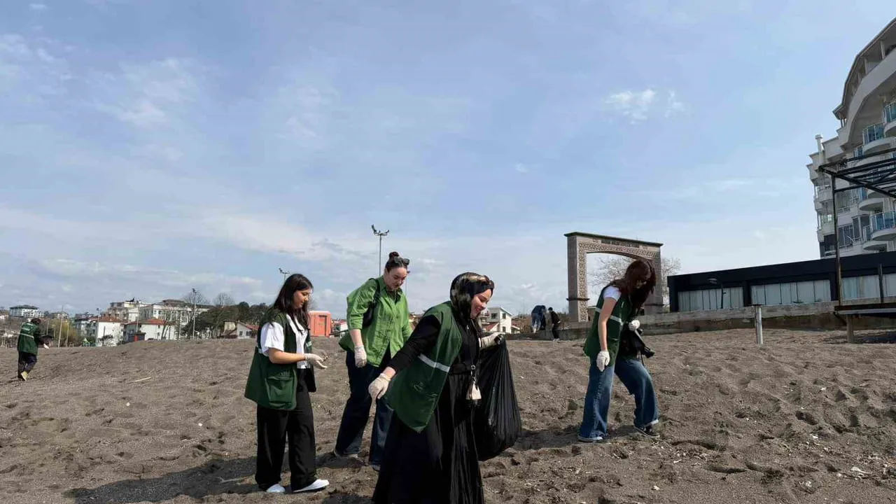 GSB Düzce Yurtları ve Düzce Yeşilay’dan Akçakoca Sahilinde Temizlik ve Bilinçlendirme Etkinliği