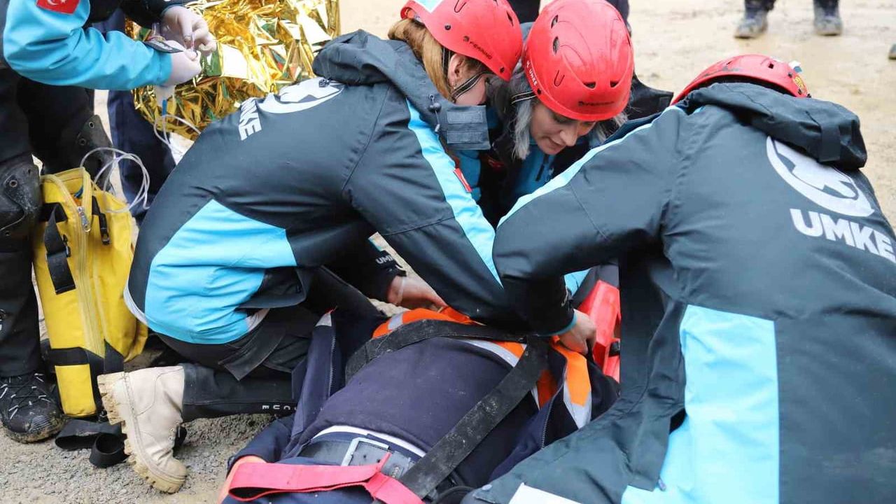 Gümüşhane'de maden göçüğü ve patlama tatbikatı başarıyla gerçekleştirildi