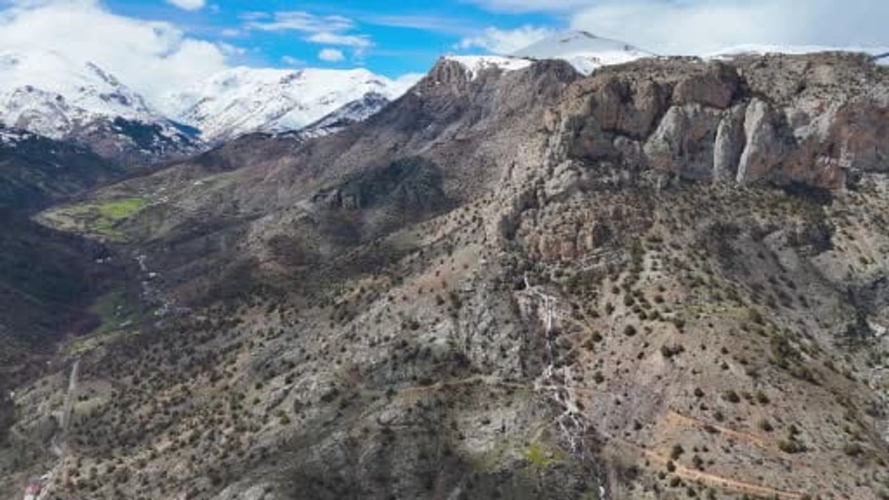 Gümüşhane’nin Gülaçar Köyünde Nisan’da Ortaya Çıkan Doğa Olayı: Dağın İçinden Aynı Anda Fışkıran ve 15 Gün Sonra Kesilen Sular