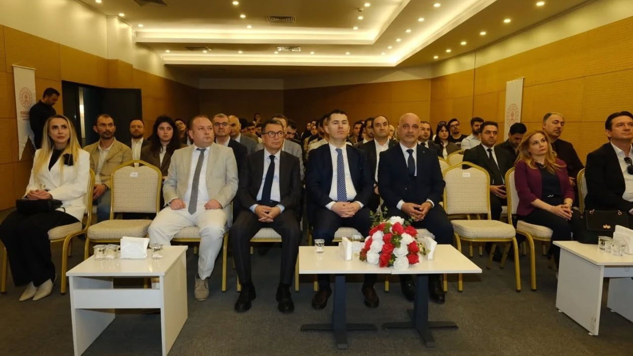 Hadi Mousavi'nin 'Geçmişin İzinde: Eskişehir Fotoğraf Sergisi' Turizm Haftası'nda İlgi Topladı