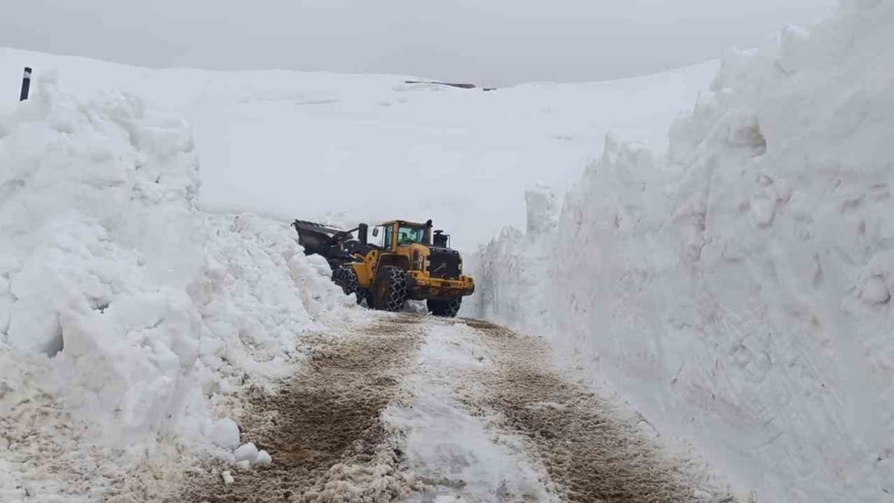 Hakkari'de 46 yerleşim yolu kar nedeniyle ulaşıma kapandı