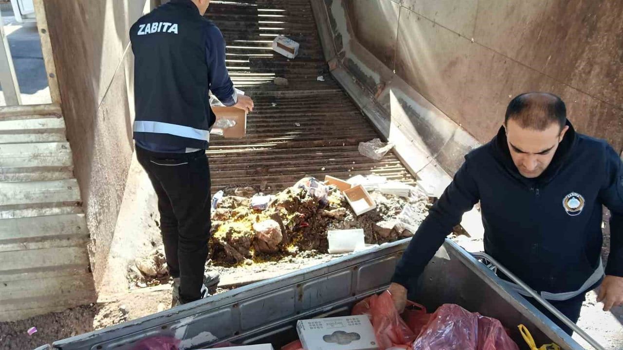 Hakkari'de 500 kilogram tarihi geçmiş gıda imha edildi