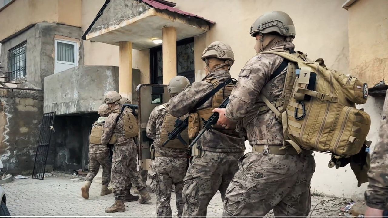 Hakkari'de kaçakçılık şebekesine yönelik operasyon: 7 şüpheli gözaltında