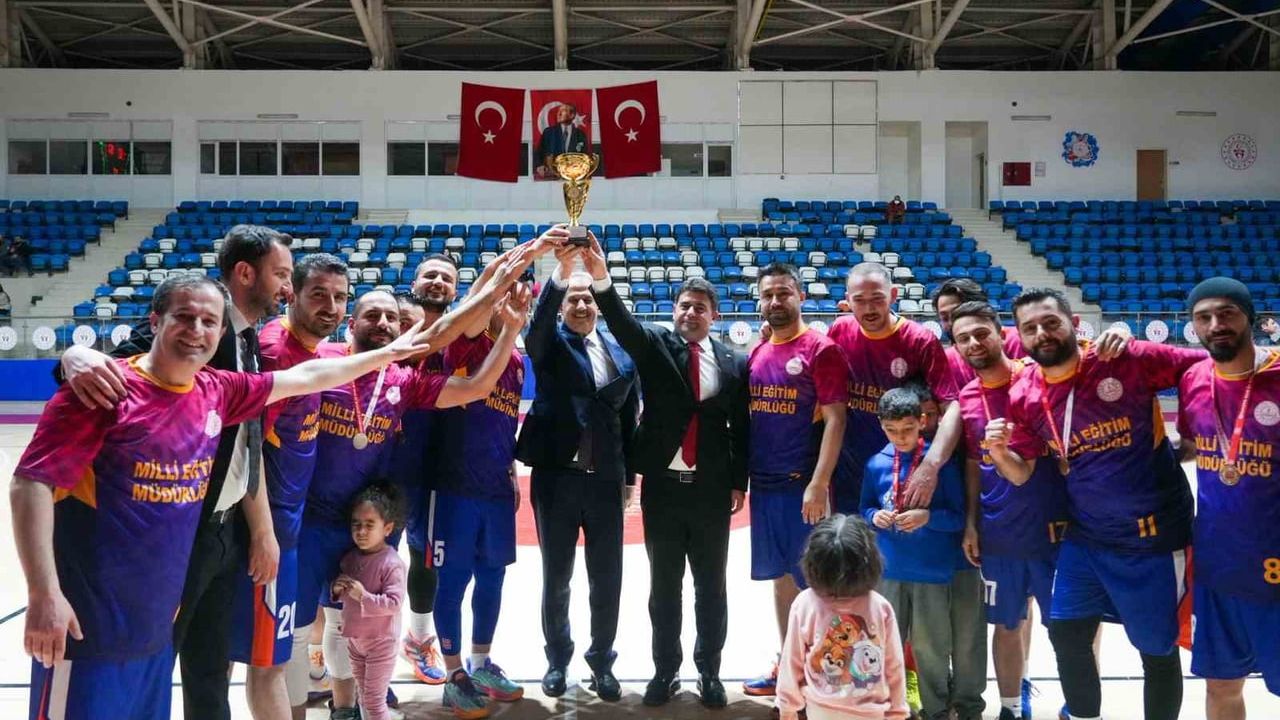 Hakkari'de Kurumlar Arası Basketbol Turnuvasını İl Millî Eğitim Müdürlüğü Kazandı