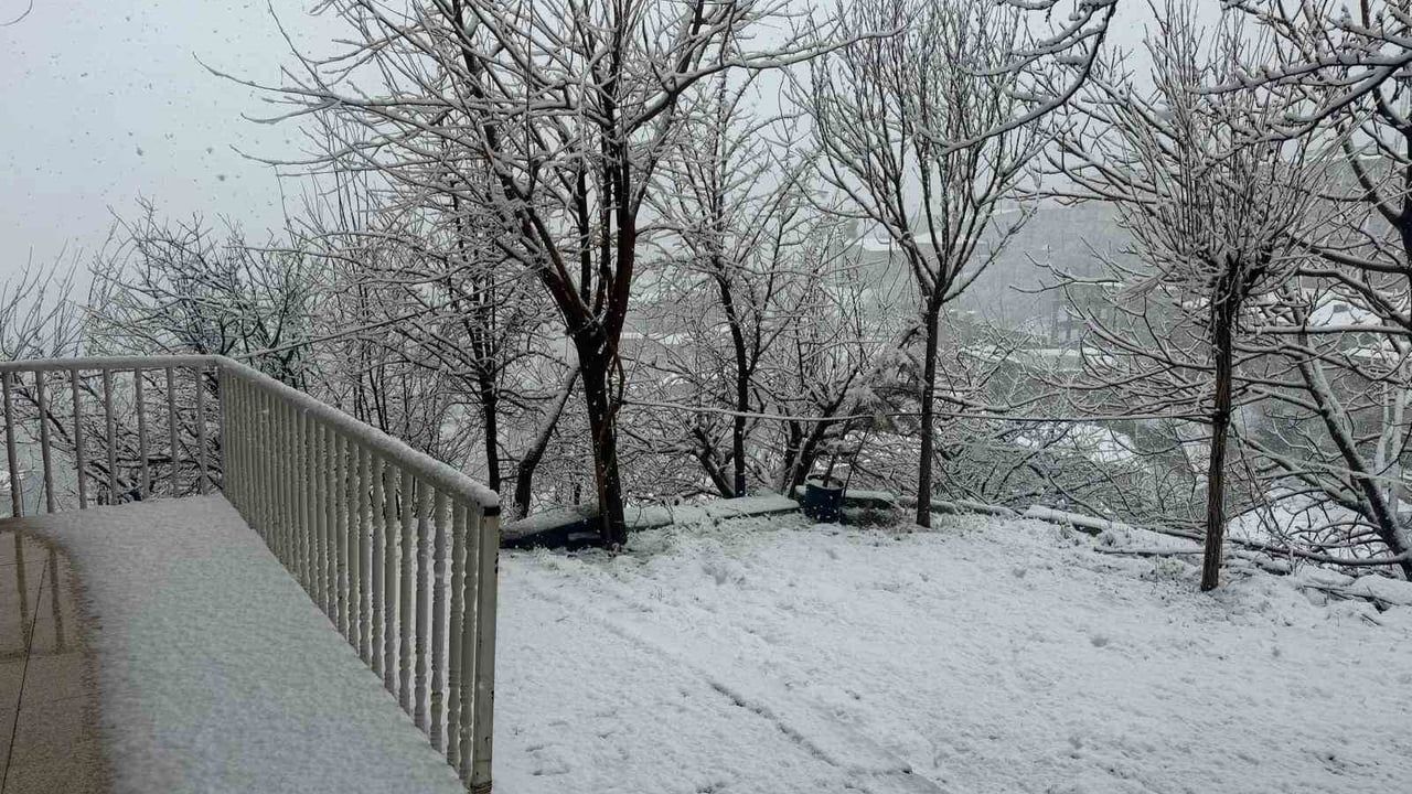 Hakkari'de lapa lapa kar: Cadde ve sokaklar beyaza büründü