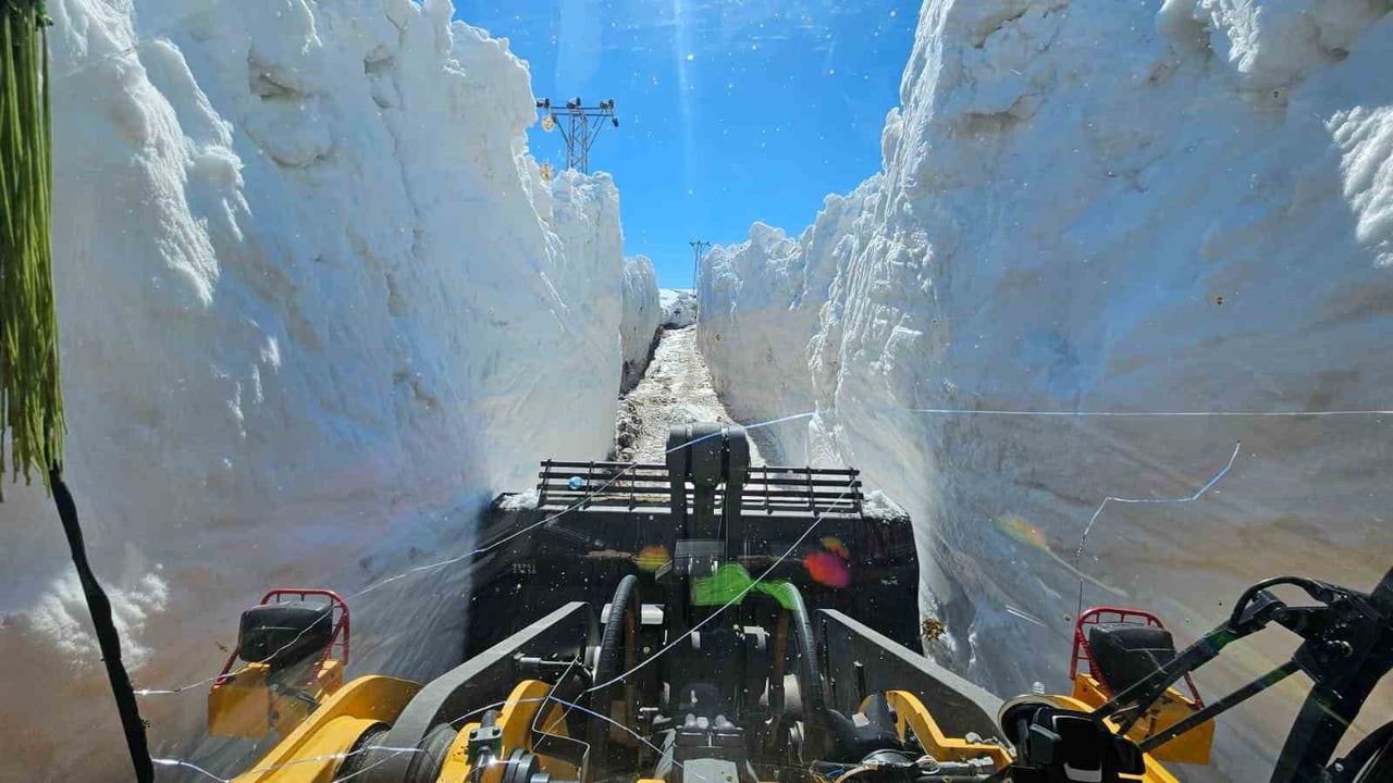 Hakkari'de Nisan ayında yüksek rakımlarda 6 metreyi bulan karda yol açma çalışmaları