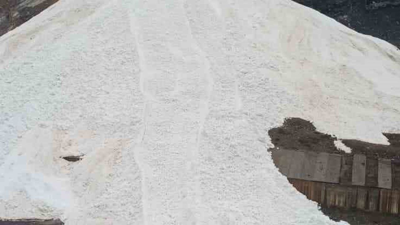 Hakkâri'de Sümbül Dağı'ndaki çığ Zap Suyu'nun Akışını Geçici Olarak Kapattı