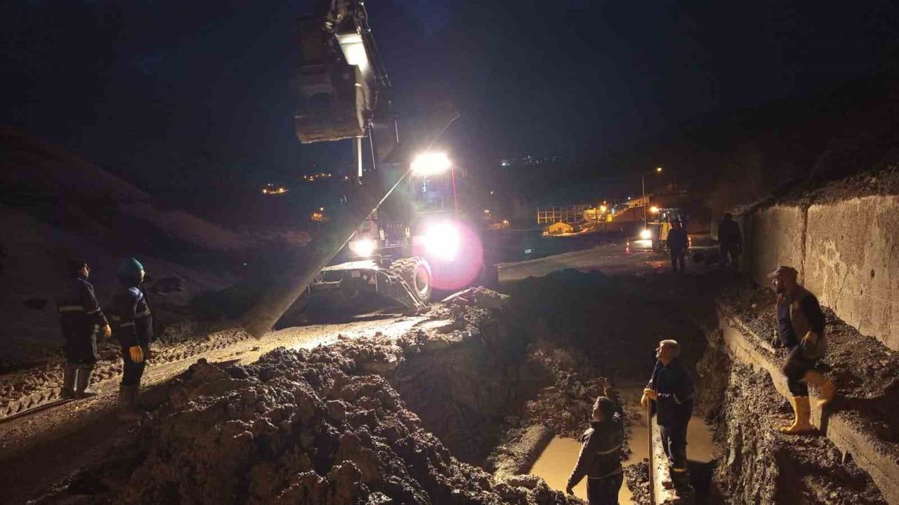 Hakkari’de toprak kayması isale hattına zarar verdi; ekipler hattı onarıp su akışını yeniden sağladı