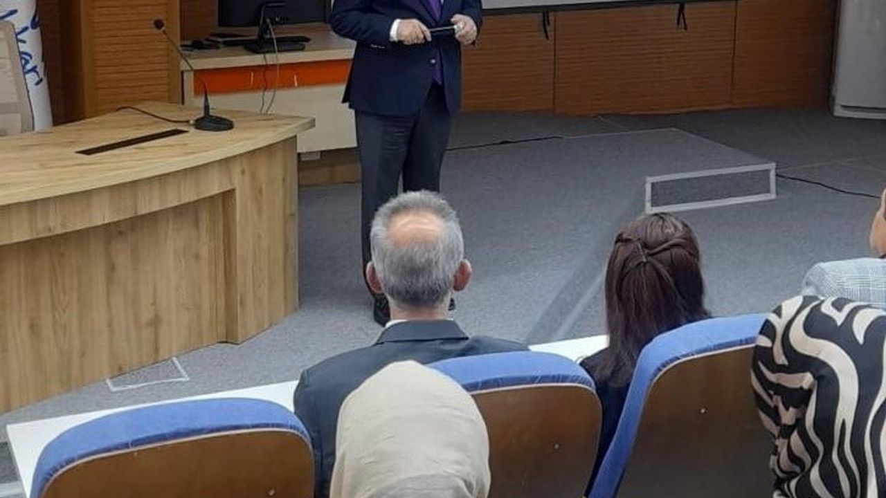 Hakkari'de Yeni Nesil İletişim Paneli: Dijital ve Geleneksel Araçların Rolü Tartışıldı