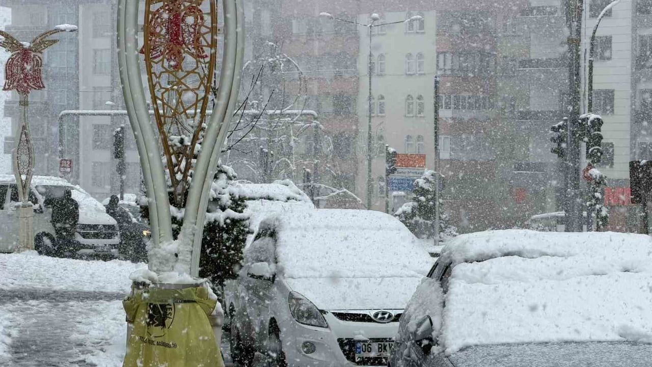 Hakkari'de Yoğun Kar Yağışı 60 Köy ve Mezra Yolunu Ulaşıma Kapattı