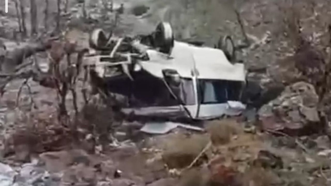 Hakkari Derecik'te minibüs şarampole yuvarlandı: 3 yaralı