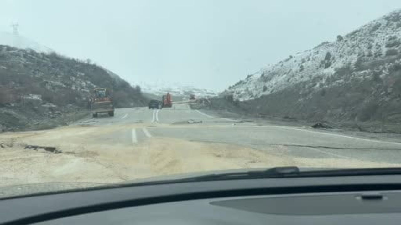 Hakkari-Van kara yolunda çökme: Trafik kontrollü sağlanıyor, onarım planlanıyor