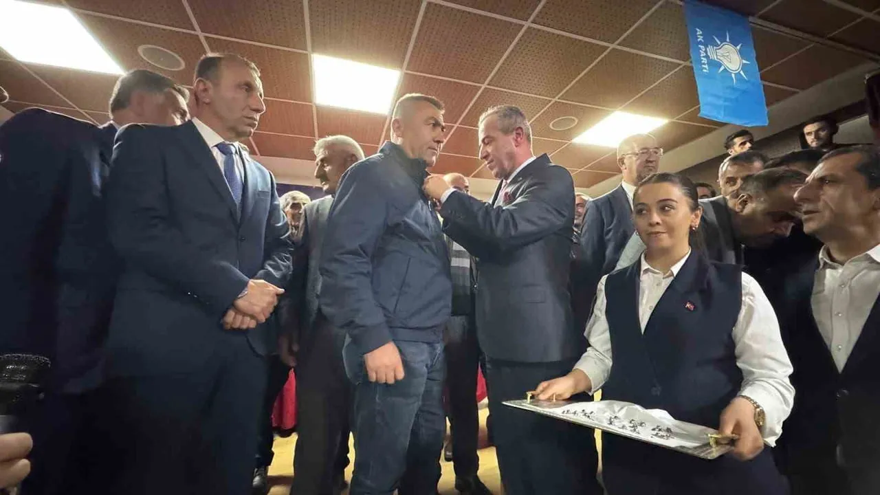 Hakkari Yüksekova'da 35 kişi Gelecek Partisi'nden istifa ederek AK Parti'ye katıldı