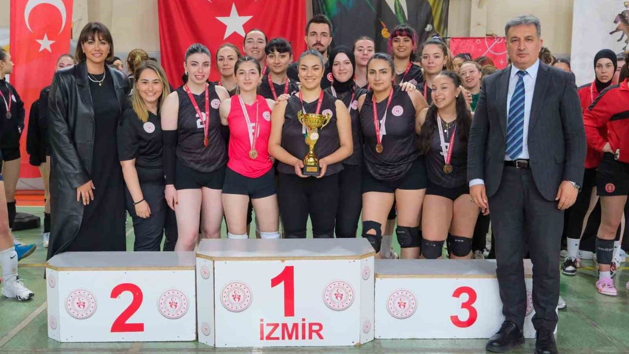 Halime Hatun ve Bilecik Kız Yurtları voleybol takımı İzmir'de grup şampiyonu oldu