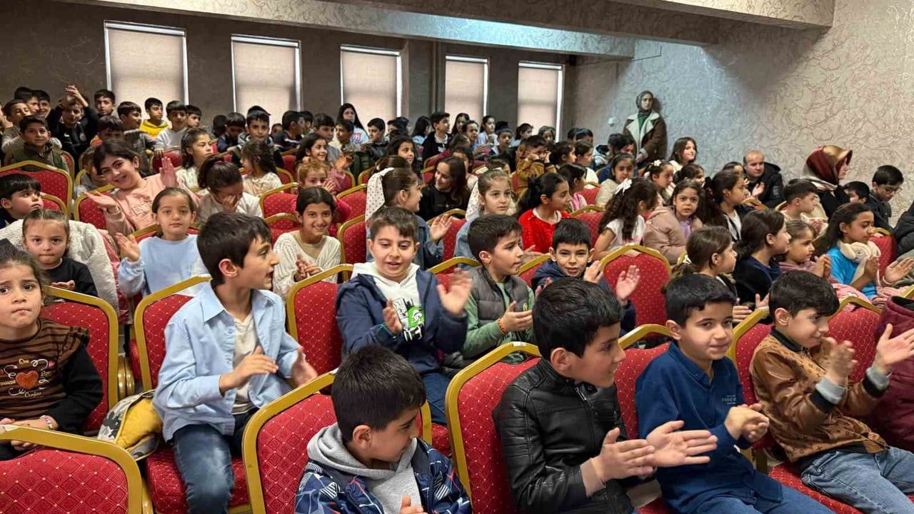 Halk Eğitim Tiyatrosu Şemdinli'de 'Seni Yaramaz Virüs' ile ilkokul öğrencilerini sahneyle buluşturdu