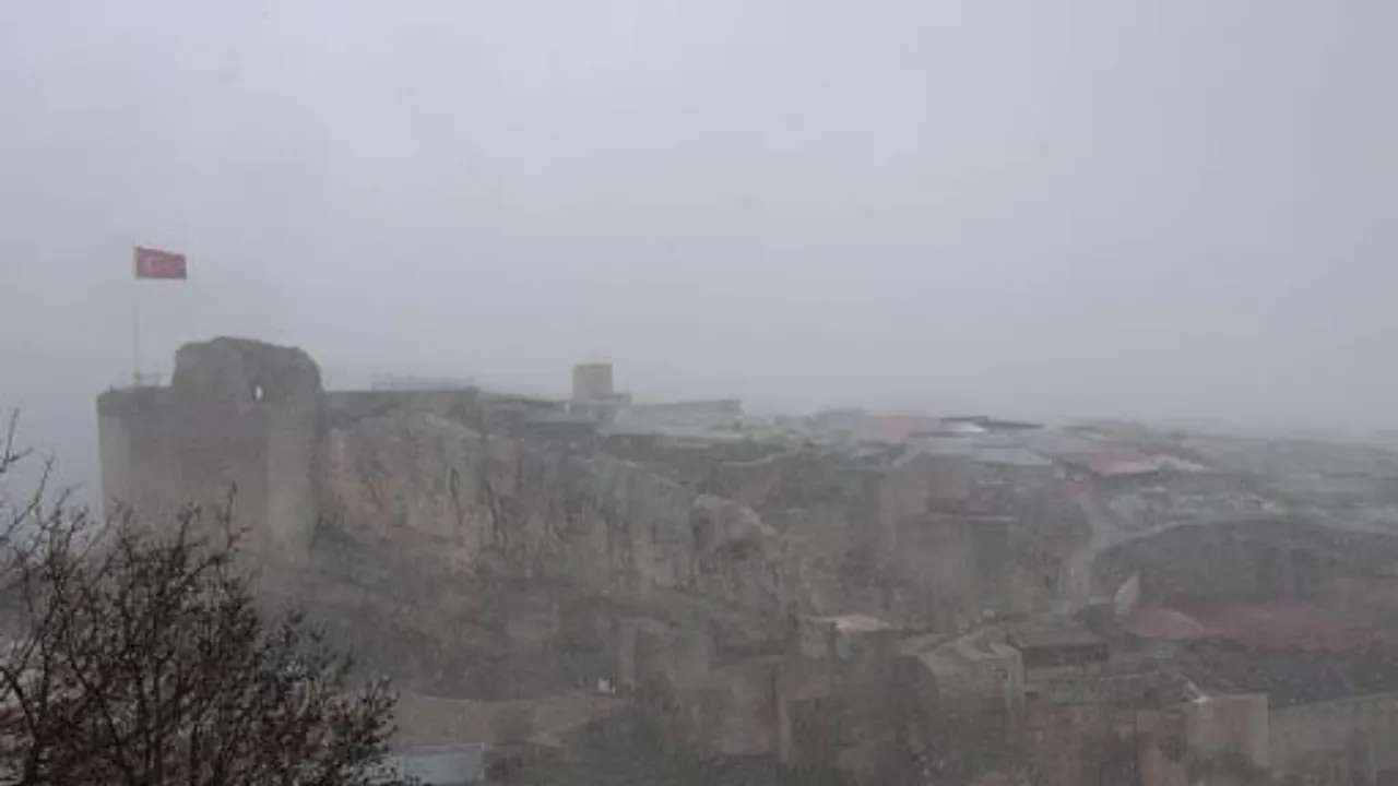 Harput'ta Nisan Karı: Harput Kalesi ve Tarihi Mekanlar Beyaza Büründü