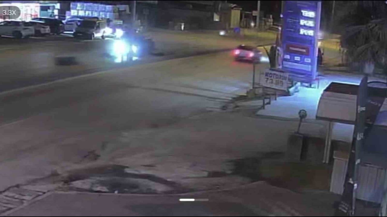 Hatay Antakya'da trafik kazası: Otomobille çarpışan motosikletten iki kişi metrelerce havaya savruldu