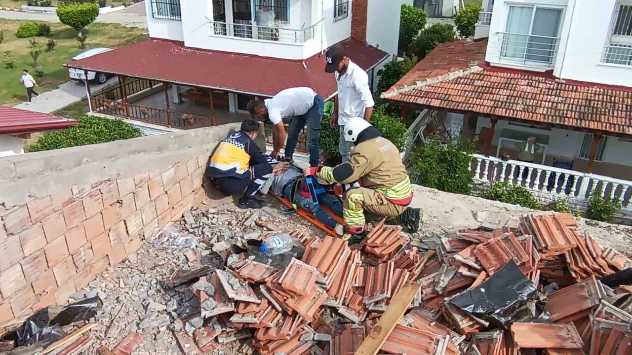 Hatay Arsuz'da çatıda su deposu devrilmesi sonucu işçi yaralandı