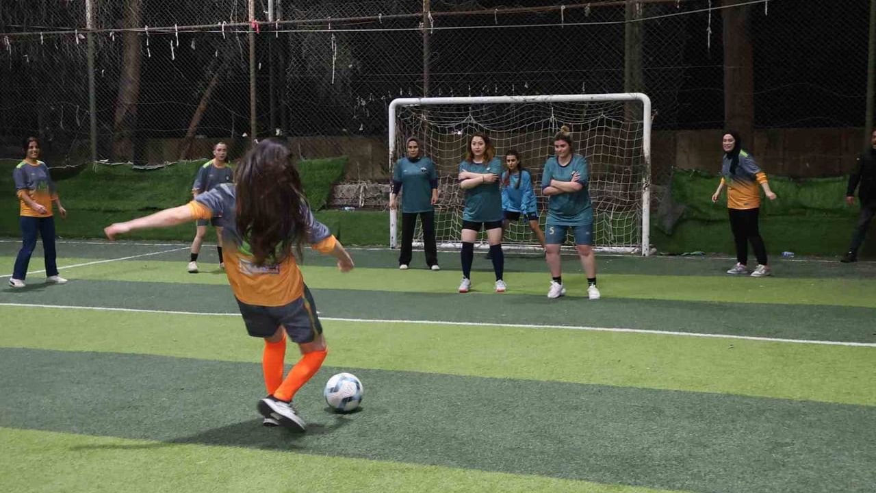 Hatay Büyükşehir Belediyesi kadın personeli halı saha maçında: Basın, Yayın Şube 3-0 galip