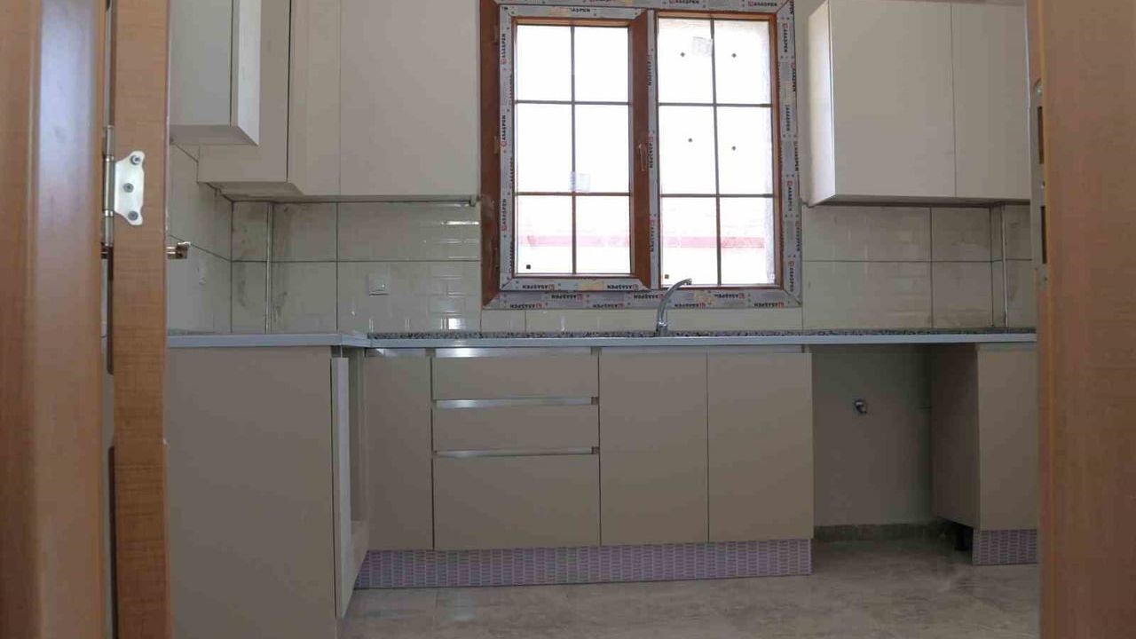 Hatay Büyükşehir Belediyesi, Karamağara'da 28 blokluk köy evlerinin anahtarlarını teslim etti