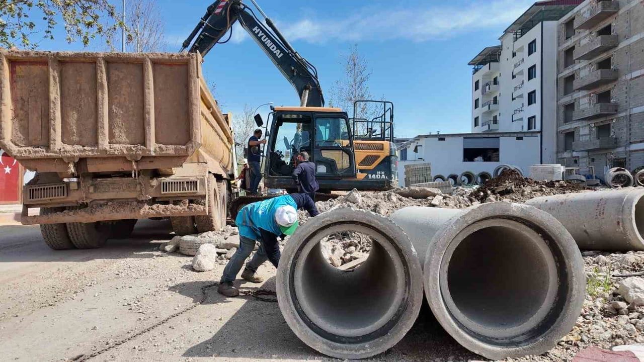 Hatay Büyükşehir Belediyesi Kırıkhan’da Kanalizasyon Altyapısını Modernize Ediyor