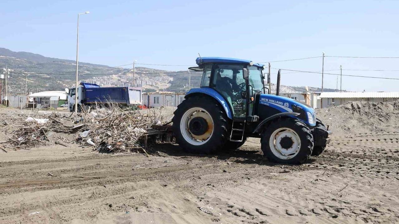 Hatay Büyükşehir Belediyesi sahil temizlik çalışmalarını yaz öncesi yoğunlaştırdı