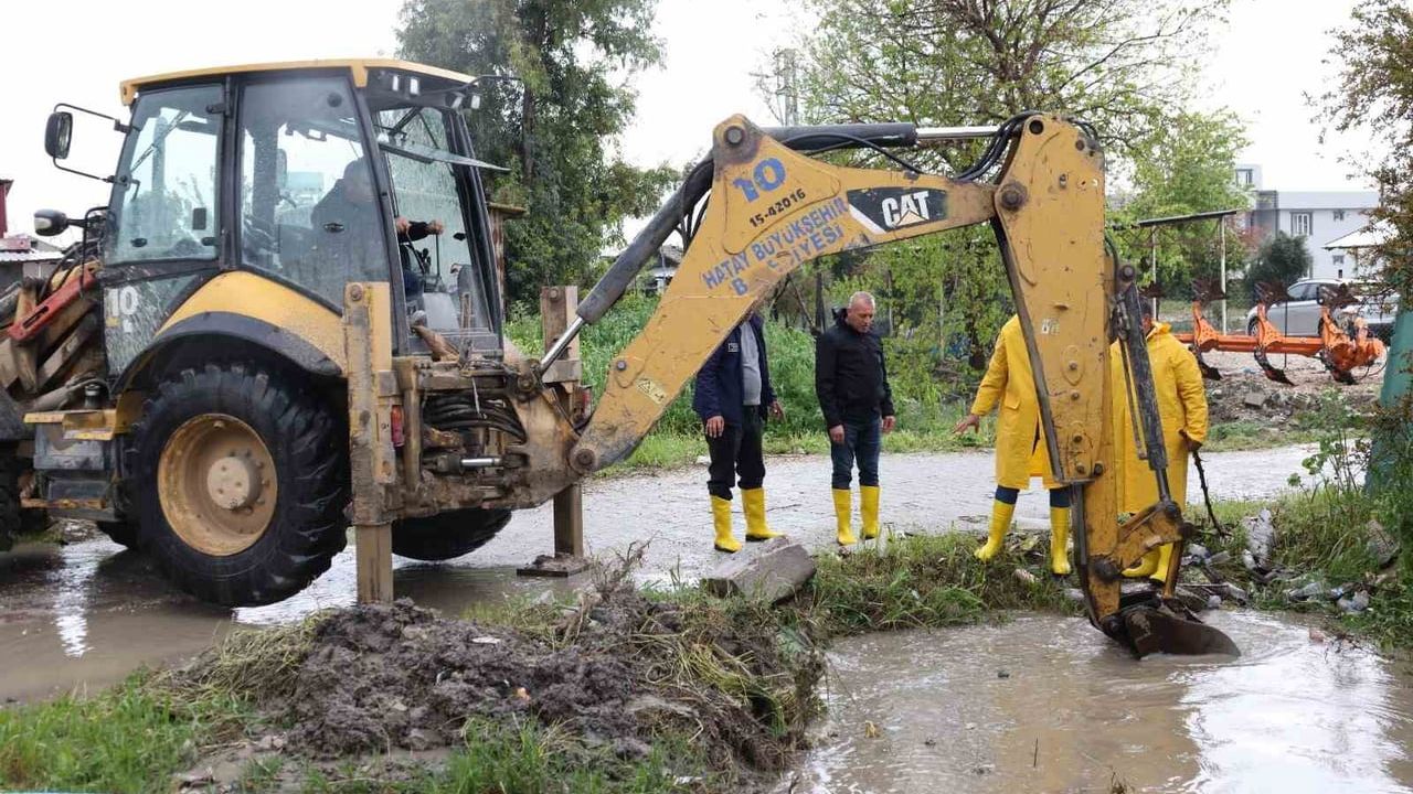 Hatay Büyükşehir ekipleri 110 noktada müdahale etti, 32 kişi kurtarıldı