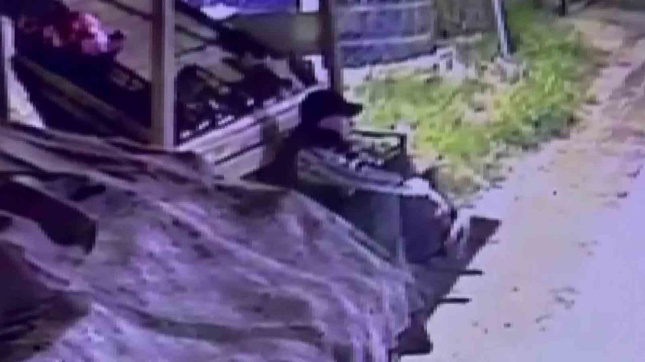 Hatay'da 10 suç kaydı bulunan şüpheli, başkasının ayakkabısını giyerken yakalandı