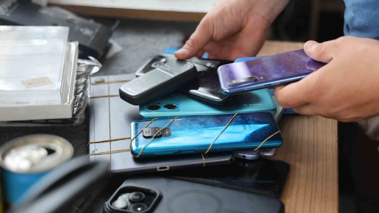 Hatay'da cep telefonu dükkanından 150 bin TL'lik hırsızlık: 'Sadece sıfır telefonları al' talimatı kamerada, iki şüpheli tutuklandı