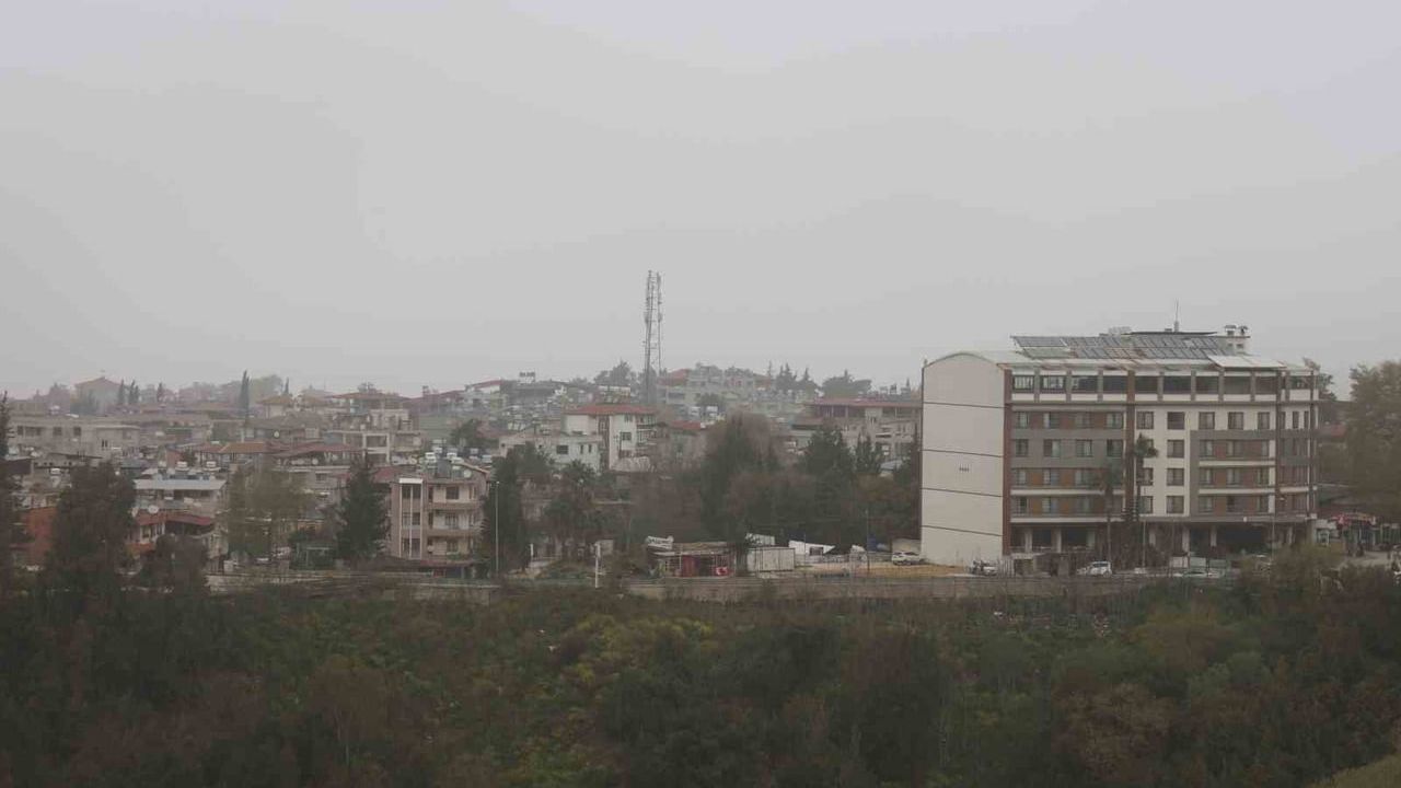 Hatay'da çöl tozu etkisini sürdürüyor: Antakya ve Defne'de görüş kısıtlılığı