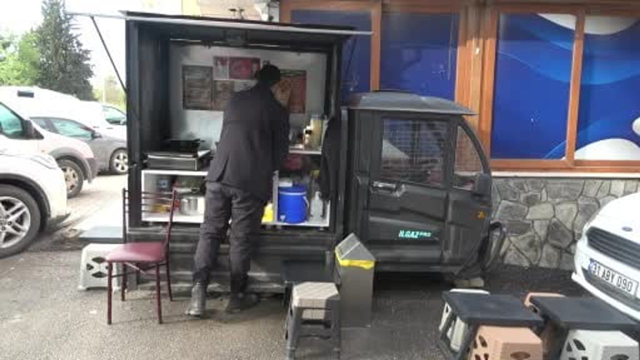 Hatay’da deprem sonrası 1,5 metrekarelik seyyar tezgahta falafel satarak geçimini sağlayan genç