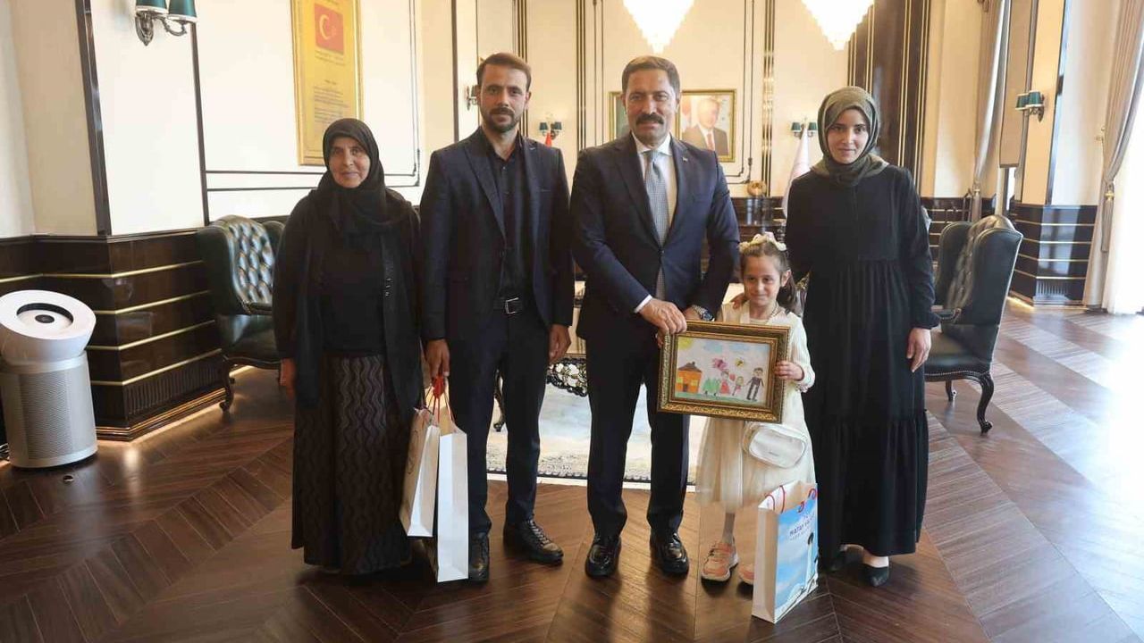 Hatay'da depremzede Zeynep, tasarımlı protez bacağıyla Vali Mustafa Masatlı'yı ziyaret etti