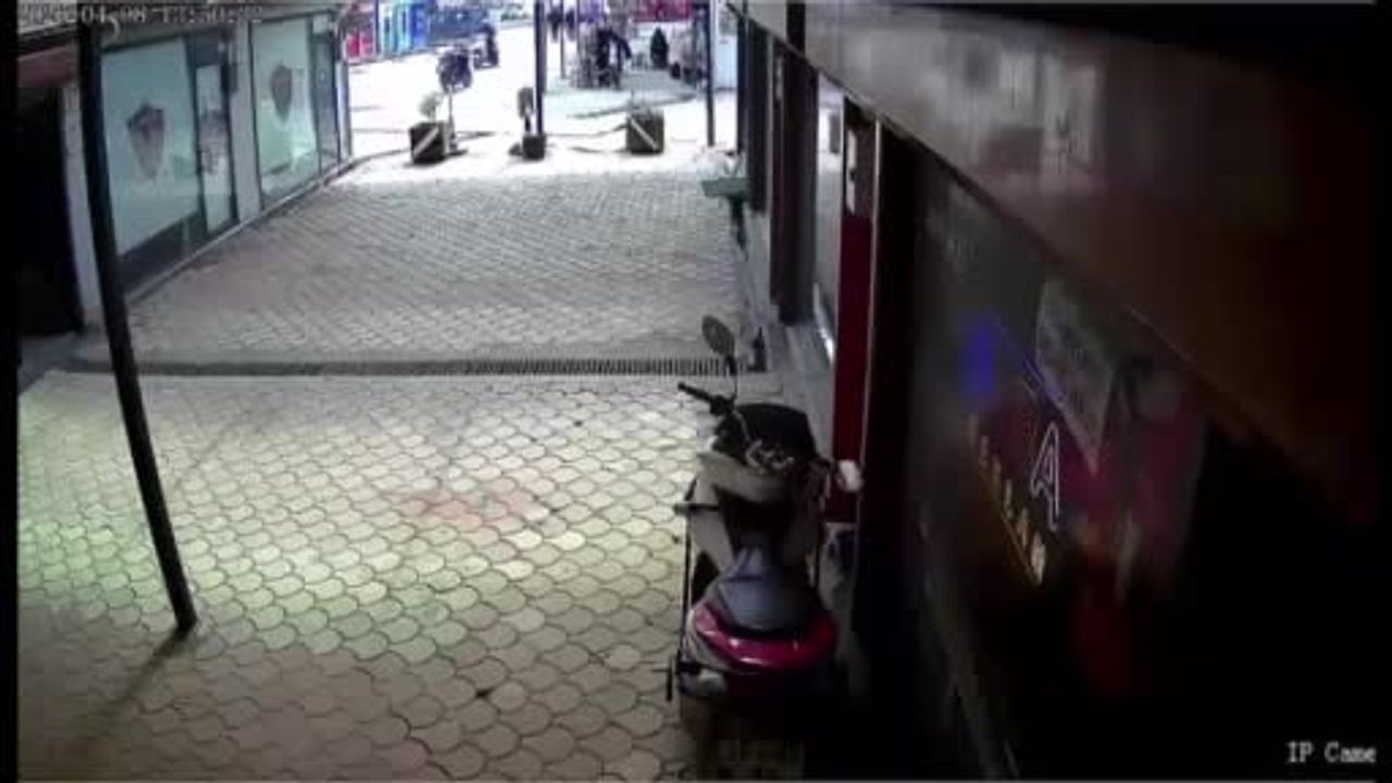 Hatay'da fırtınada uçan plastik çatı esnafı saniyelerle teğet geçti