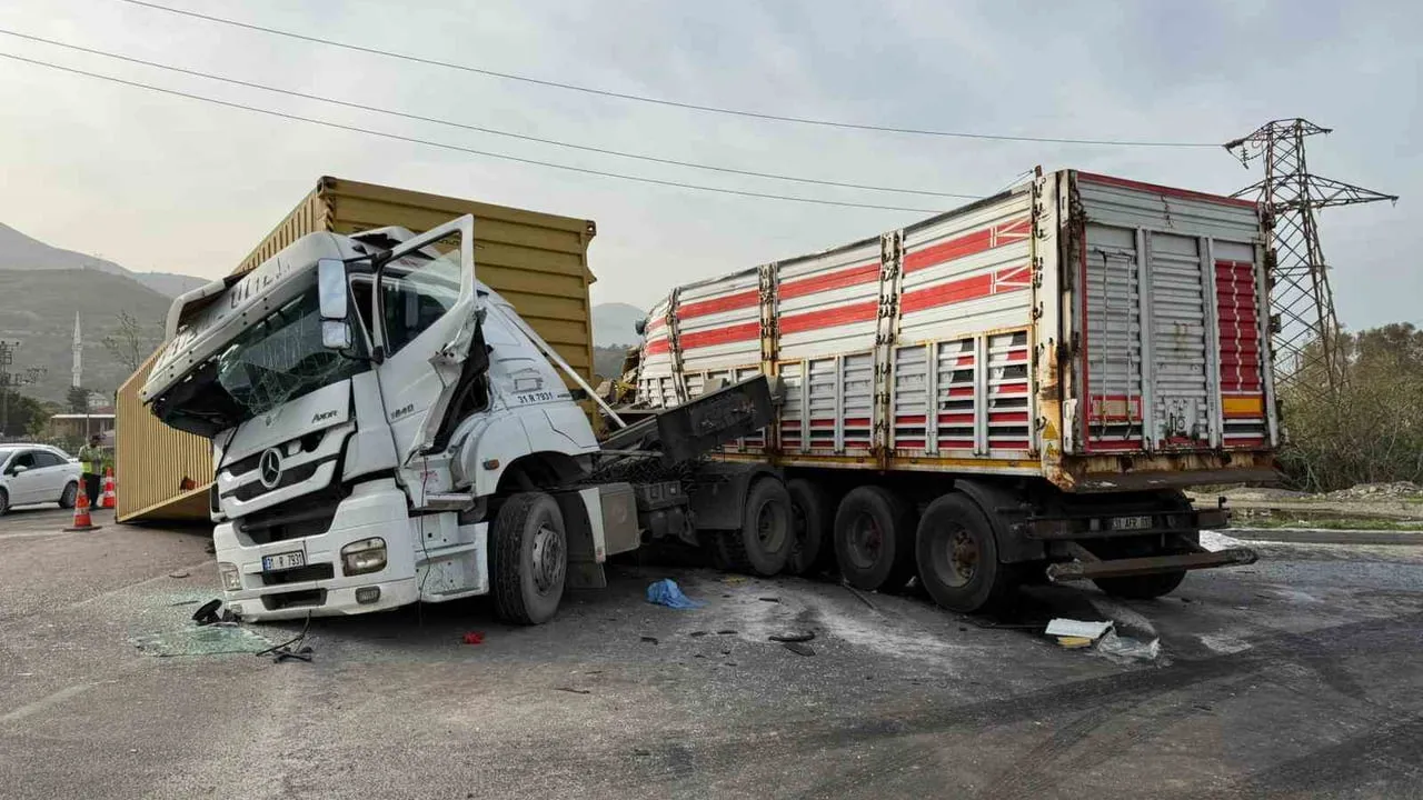 Hatay’da iki tır çarpıştı; devrilen konteyner araçları hurdaya çevirdi, 3 yaralı