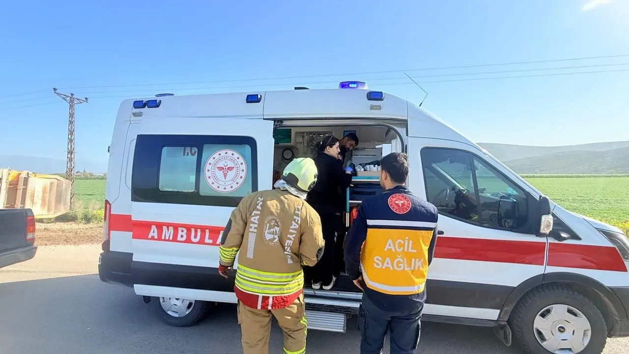 Hatay'da Kırıkhan-Reyhanlı yolunda hafriyat kamyonu devrildi: sürücü yaralandı