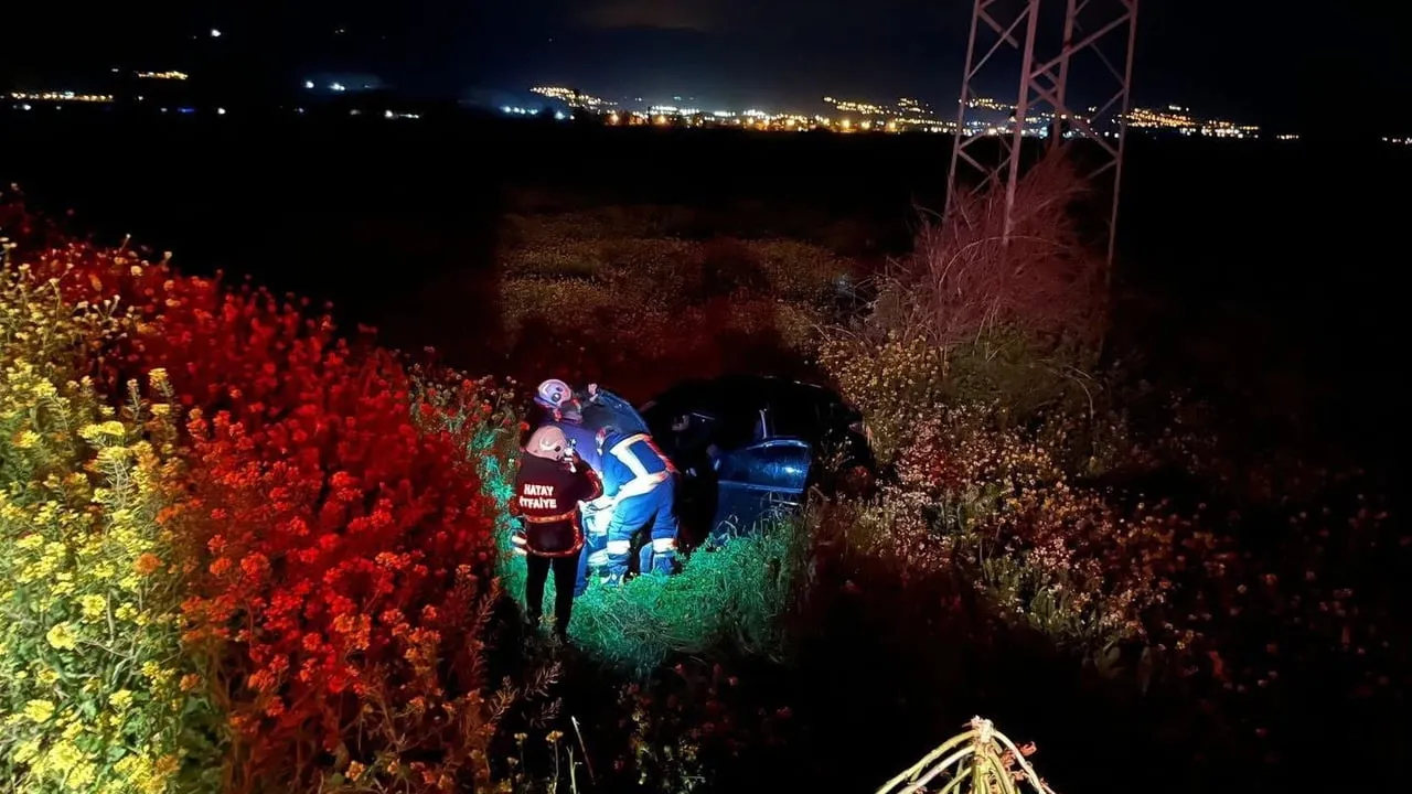 Hatay'da Kırıkhan-Reyhanlı yolunda otomobil tarlaya uçtu: Sürücü yaralandı