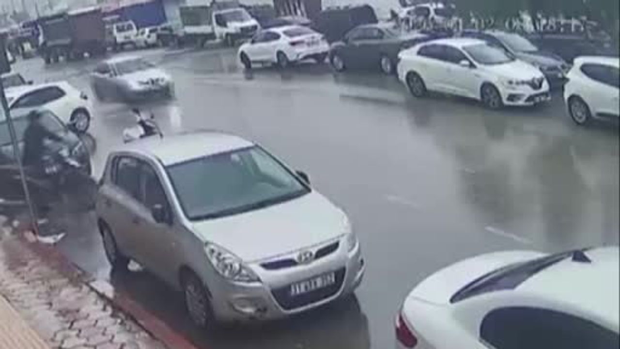 Hatay'da kuyumcu, para dolu çantayı kapkaççıya kaptırmadı; kovalamaca güvenlik kamerasında