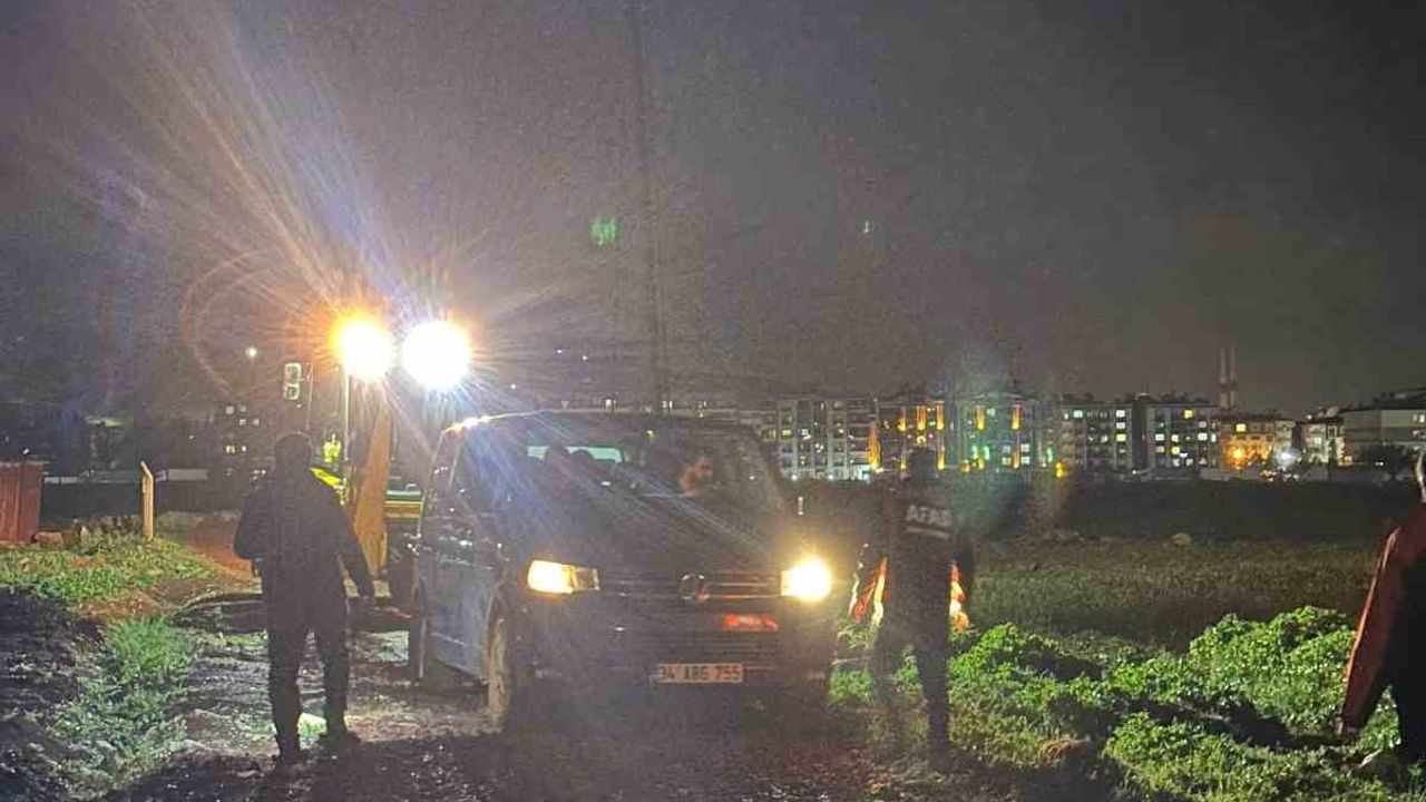 Hatay'da navigasyonla giden minibüs çamurlu yolda mahsur kaldı, AFAD kurtardı